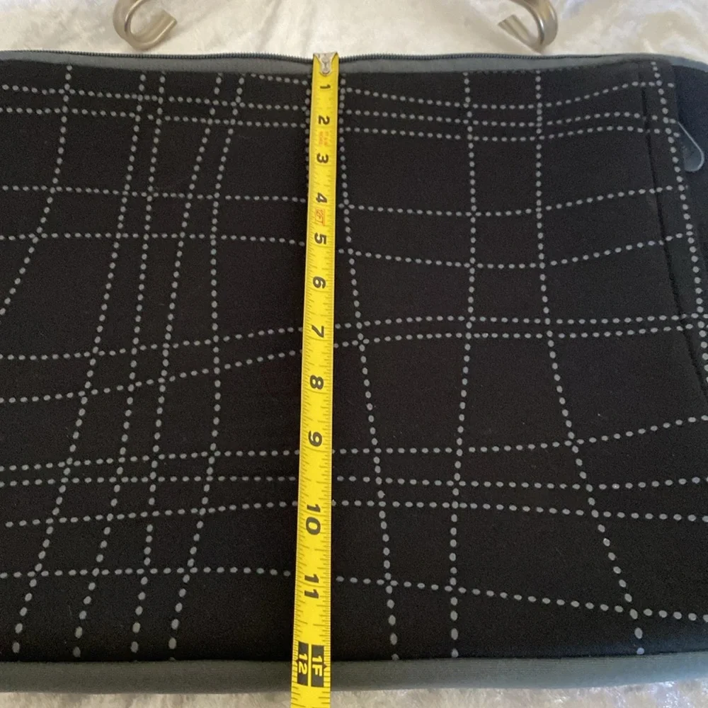 Pre-Owned TARGUS I-Pad Sleeve case.